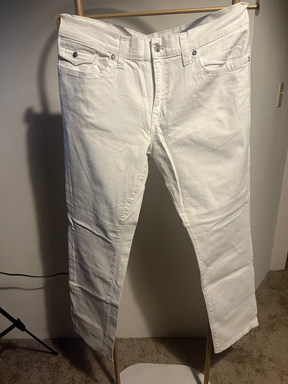 True Religion White Denim Relaxed-Jeans with Signature Back Pockets. 40x32